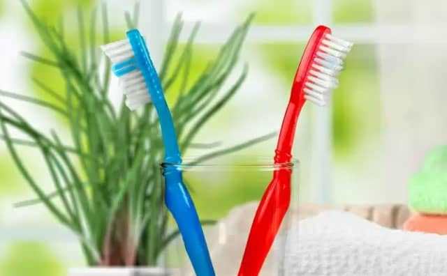 Rêver de brosse à dents rouge et de brosse à dents bleue.