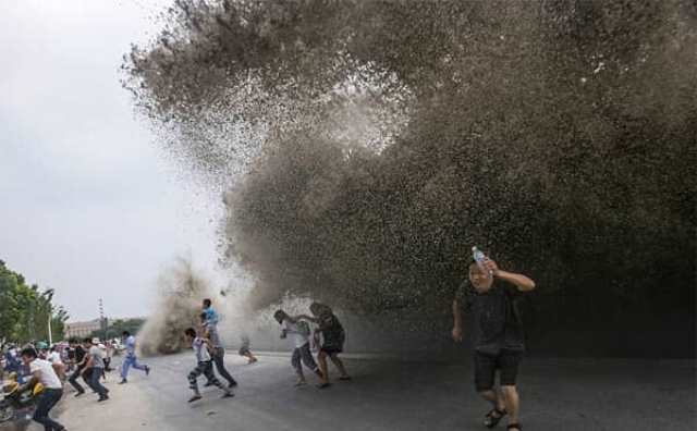 Pourquoi rêver de voir quelqu'un emporté par un tsunami ?