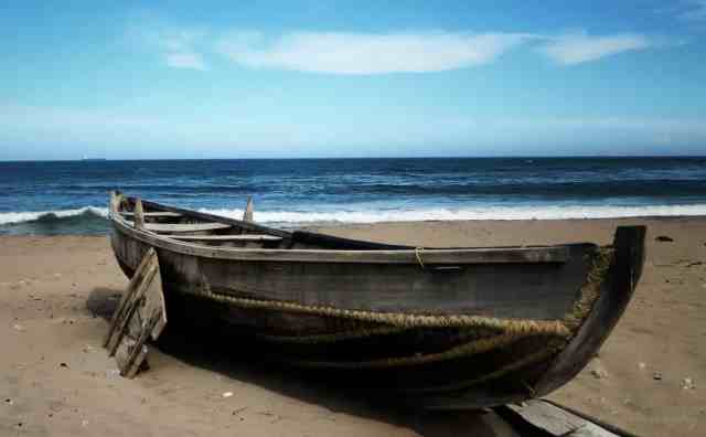 Une barque sur la plage dans un rêve : 