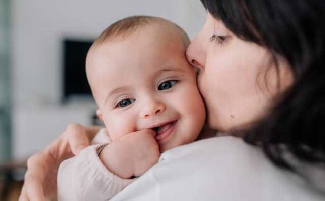 La signification de rêver d'avoir un bébé qui sourit dans vos bras : 