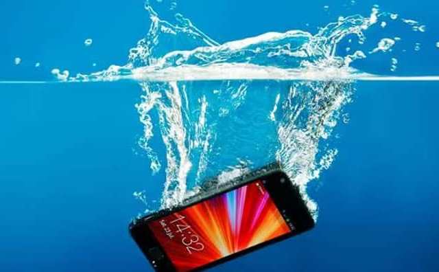 Le rêve de téléphone portable tombant dans l'eau et sa signification :