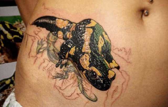 idée de tatouage de salamandre pour cacher des vergetures sur le corps
