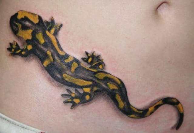 tatouage de salamandre sur une peau blanche
