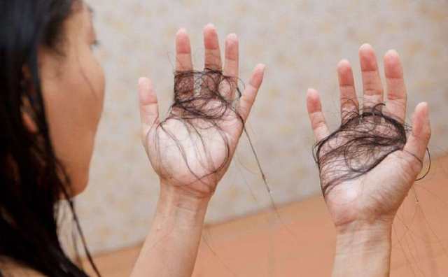 Que signifie rêver de perdre ses cheveux par poignées ?