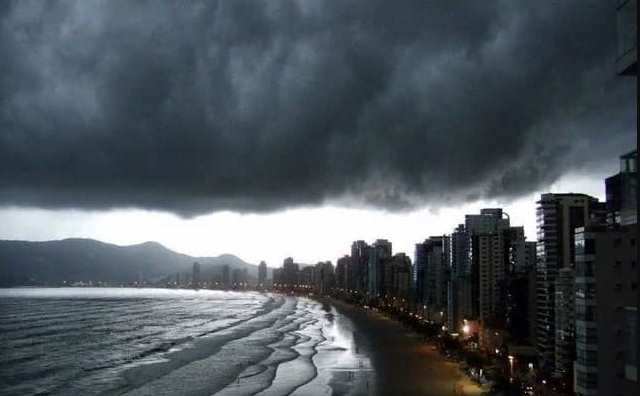 Pourquoi rêver de tempête avec des nuages ​​noirs ?