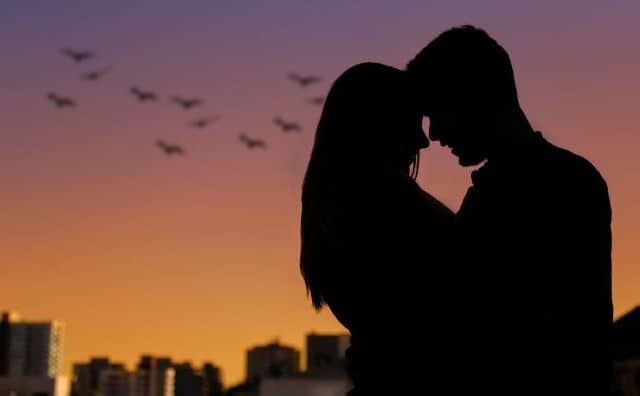 Rêver d'un inconnu qui vous embrasse : quelles interprétations et significations ?