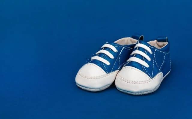 Rêver de chaussures de bébé bleues : quelles interprétations et significations ?