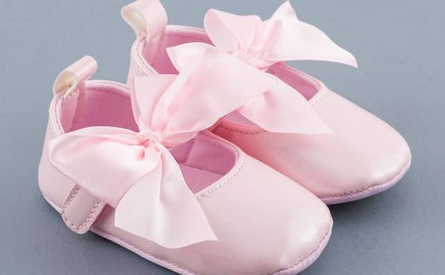 Rêver de chaussures de bébé roses : quelles interprétations et significations ?