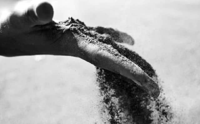 Rêver de poussière noire : quelles interprétations et significations ?