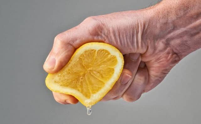 Rêver de presser un citron : quelles interprétations et significations ?