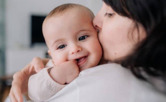 Rêver d'embrasser un bébé : quelles interprétations et significations ?
