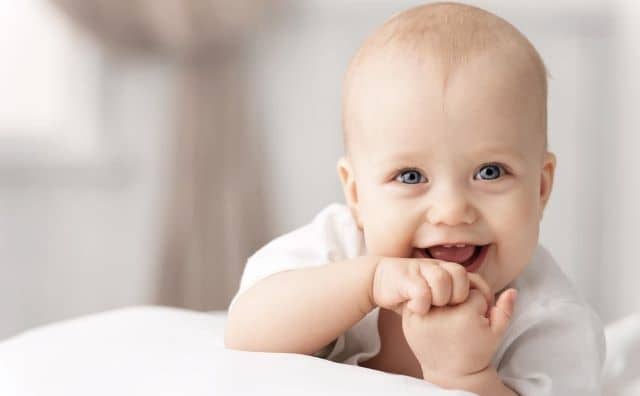 Rêver d'un bébé qui rit : quelles interprétations et significations ?
