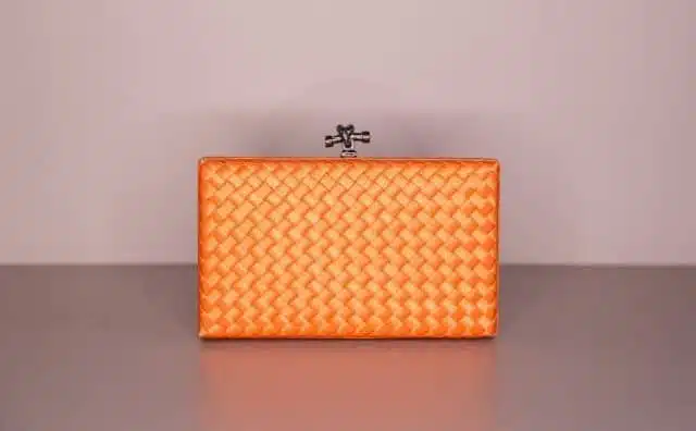 Rêver de portefeuille orange : quelles interprétations et significations ?