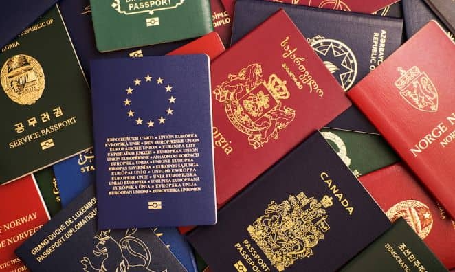 Pourquoi rêver de voyager avec un faux passeport ?