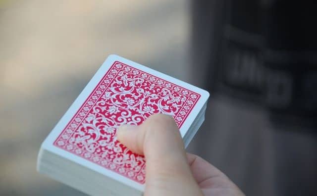 Rêver de cartes à jouer : quelles interprétations, symbolisme et significations ?