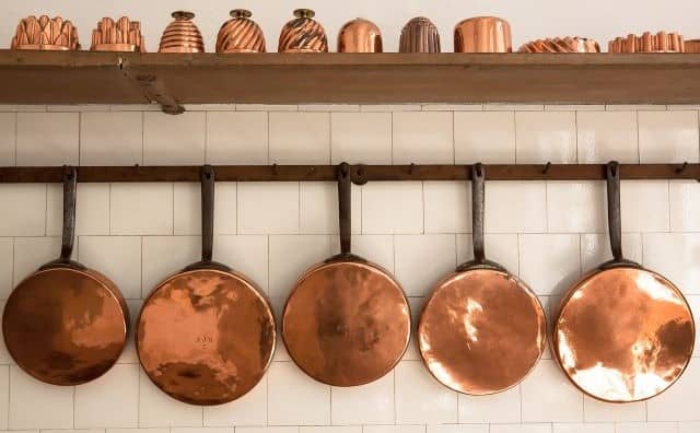 Rêver de casserole en cuivre : quelles interprétations, symbolisme et significations ?