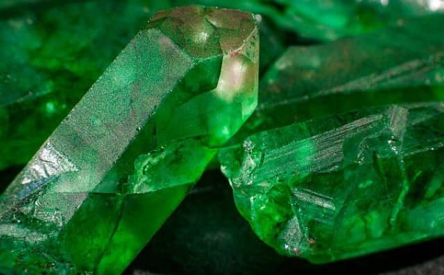 Rêver de cristal vert : quelles interprétations, symbolisme et significations ?
