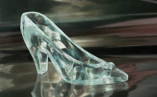 Rêver de pantoufles en cristal : quelles interprétations, symbolisme et significations ?
