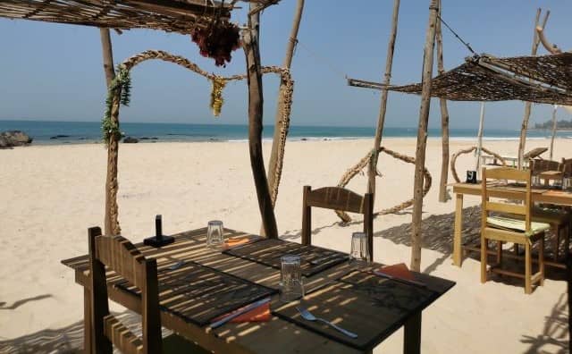 Rêver de restaurant sur la plage : quelles interprétations, symbolisme et significations ?