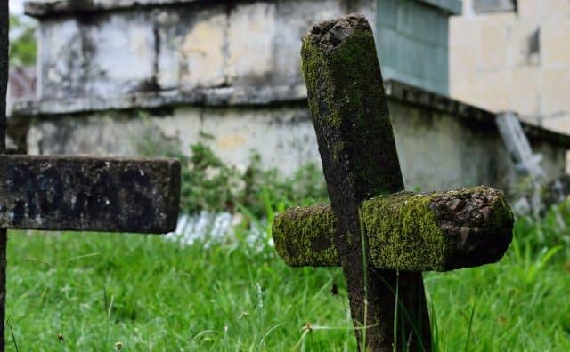 Rêver de chercher une tombe dans un cimetière : quelles interprétations, analyses et significations ?